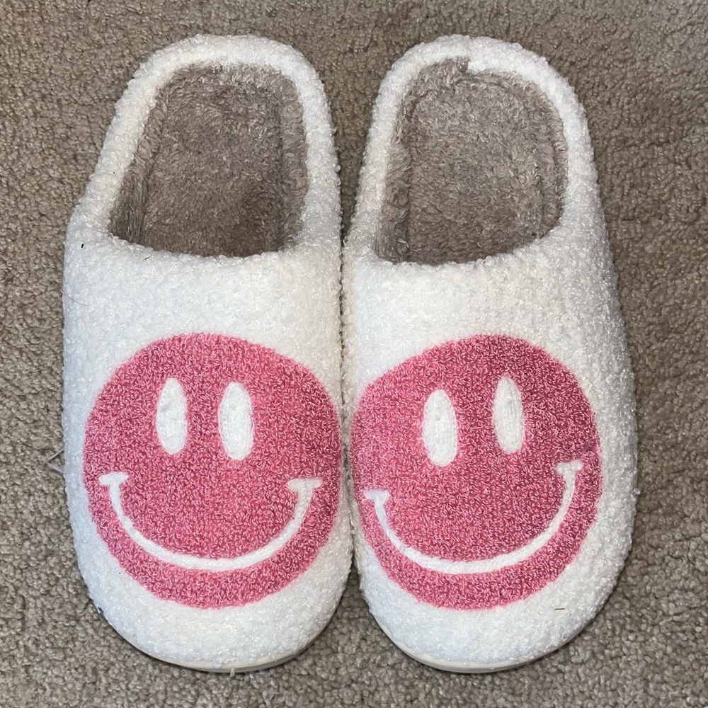 NEW Pink and White Smiley Face Slippers
